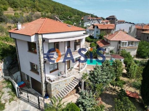 ID 33468766 Huis met drie verdiepingen te koop in Sveti Vlas met een zwembad en uitzicht op zee. Prijs: 777 000 Euro Locatie: Varna Sveti Vlas, Gemeente Kamers: 6 m² Totale oppervlakte: 325 m². m. huis + tuin 700 m² m. Verdieping: 1, 2.3 Betaling voo...