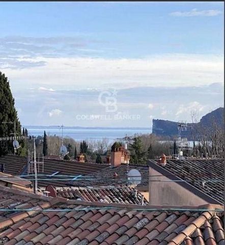 San Felice del Benaco, in centro al paese, rustico ideale per impresa, progetto già approvato per 8 appartamenti e due immobili al piano terra da adibire a studio/commerciale, piano attico con vista lago. San Felice del Benaco è un incantevole comune...