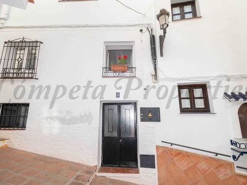 Esta encantadora casa de pueblo tradicional está situada en el corazón de Torrox Pueblo, a menos de 100 metros de la animada plaza principal del pueblo. Aquí, todos los servicios diarios están al alcance de la mano, incluyendo tiendas, restaurantes, ...