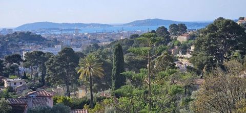 Magnifique Villa Familiale des Années 70 idéalement bien située AU COEUR DES 4 CHEMINS DES ROUTES et en position dominante lui offrant ainsi d'une jolie vue MER. Vous serez séduits par son volume généreux ( 240 m² ) son environnement verdoyant et par...