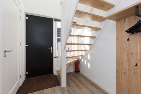 Confort élégant au bord de l'eau Entrez dans un univers de luxe moderne où chaque détail est pensé pour vous détendre. Cette spacieuse villa dispose d'une élégante cuisine ouverte, d'une table à manger robuste, idéale pour les repas partagés, et d'un...