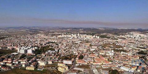 Magnífico apartamento de tipologia T2, totalmente renovado ( em fase final de obras). FOTOS DE OUTRO IMÒVEL SEMELHANTE. Situado no 3º andar sem elevador. Constituído por: -2 Quartos. -1 casa de banho totalmente equipada e mobilada. -1 Cozinha ampla c...