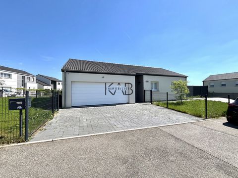 Située sur la commune de SANRY-SUR-NIED : à 7 min de Courcelles-sur-Nied, à 17min du centre commercial Metzanine au Technopôle et de l'Hôpital de Mercy, à proximité des axes autoroutiers et à 20 min de Metz. Au sein d'un lotissement récent dans un en...