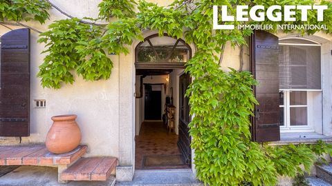 A36464EIB84 - Dans le charmant village perché de Rasteau, au cœur de la prestigieuse région viticole des Côtes du Rhône, cette maison en pierre du XVIIIe siècle, parfaitement entretenue, offre un subtil mélange de caractère, de vues à couper le souff...