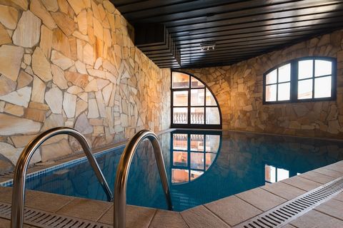 Great location almost on the slopes, just outside the bustling centre of Val Thorens (300m) with a great variation of restaurants, bars, discos and shops. Recently built apartment building in chalet style.