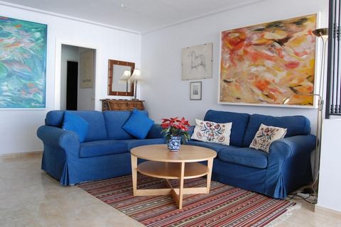 Este cómodo estudio, amueblado con gusto, es ideal para hasta tres personas, con una cama doble y una individual. Aunque no admite mascotas, es ideal para quienes viajan solos, parejas o familias pequeñas que buscan un refugio compacto y relajante. E...