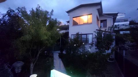 Holiday House for Sale in Bursa Mudanya Mesudiye Neighborhood – Sea View A summer property with a share title deed, with 2 houses, on an area of 552 m² in Bursa Mudanya Mesudiye District, is offered for sale. This property, which offers an ideal oppo...