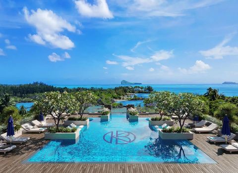 Exceptional apartment at the water's edge facing the paradise bay of Calodyne. R+2 program, accessible to foreigners in an idyllic setting. 3 suite-type bedrooms with bathrooms and dressing room for the master. High-end services, private pool and com...