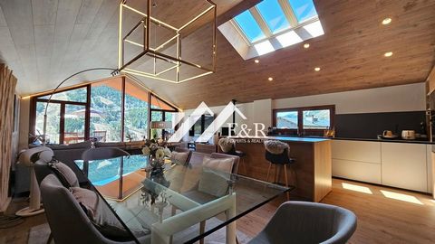 Gloednieuwe luxe villa gelegen in El Tarter, op slechts 5 minuten van de hellingen van Grandvalira en alle diensten en winkels. Dit exclusieve pand, waarvan de bouw eind 2024 werd voltooid, profiteert van de nieuwste technologieën zoals isolatie van ...
