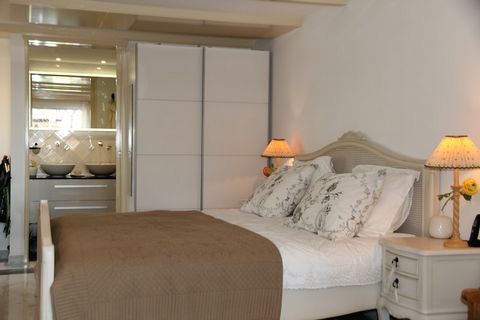 Geniet van een heerlijk verblijf in deze sfeervolle studio nabij de bossen van Heiloo, in een zeer groene en rustige omgeving gelegen. De studio biedt ruimte voor 2 personen en is ideaal voor een romantische vakantie met je partner. De luxe badkamer ...