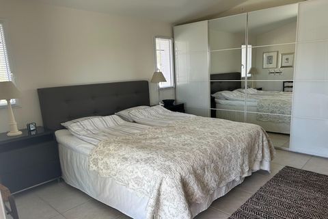 Ontsnap naar een oase van rust in het hart van Zuid-Frankrijk! Villa Helene, gelegen in Flayosquet, combineert moderne luxe met de serene schoonheid van de Provençaalse natuur. Slechts 3 km van het pittoreske Flayosc en 10 km van het historische Drag...