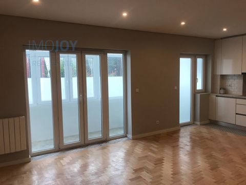 Apartamento T3, em Aldoar, com uma área interior de 88 m2 totalmente recuperado, novo e pronto a habitar. Possui varanda interior, lugar de garagem e arrumos. Está localizado na Rua Martim Moniz, em zona residencial, a dois minutos a pé do Parque da ...