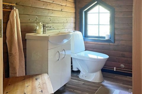 Traditionelles, rot-weißes Ferienhaus im Grünen, typisch für die Region Småland. Liegt ganz für sich, gleich außerhalb der kleinen Gemeinde Örsjö. Genießen Sie draußen auf der Veranda den Ausblick über die Wiese und in die Natur! Im Haus helle Küche ...