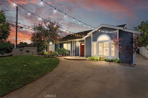 Great opportunity to own a beautiful home in the much desired East Side Costa Mesa South area of the city. Hardwood floors , high ceilings, open floorplan , lovely gas kitchen open to the family room …nice front yard protected and tied in my a handso...