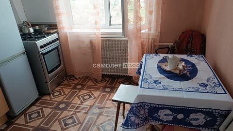 Сдается двухкомнатная квартира с изолированными комнатами, раздельным санузлом и большой торцевой лоджией. Есть все. что нужн для проживания: спальные места, шкафы, телевизоры, кондиционер, Стиральная машинка, холодильник.