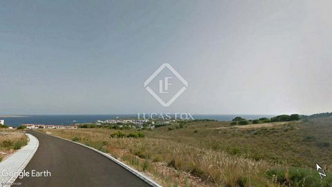 Lucas Fox presents this 1,805m² plot with distant sea views located in the exclusive residential development of Coves Noves in the municipality of Es Mercada, Menorca. Ideal for developing a single-family home. It has all the necessary amenities , in...