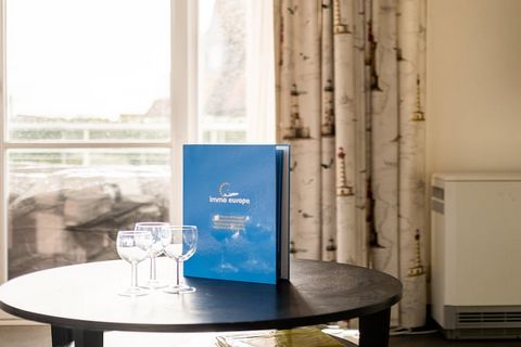 300 meters from the sea - 3 bedrooms - 8 people This spacious and luxuriously furnished apartment is located just behind the dunes, between Koksijde and Saint-Idesbald. The apartment offers all the necessary comfort, with WiFi and digital television,...