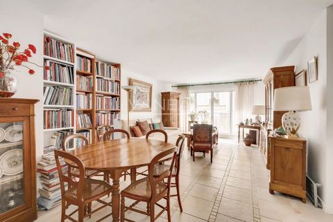 Ideaal gelegen in de buurt van de Square Necker, biedt het agentschap Vaneau u een appartement van 93m² aan, op de eerste verdieping met de lift van een gebouw uit 1991. Het is als volgt samengesteld: een entree, een grote woonkamer van 32m², een apa...