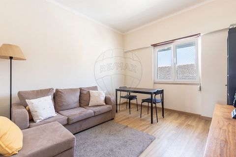 Apartamento T3 com Terraço – Runa, Torres Vedras Apartamento T3 localizado em Runa, numa zona calma e com bons acessos a Torres Vedras. O imóvel dispõe de um terraço espaçoso, ideal para lazer, e conta com: Cozinha com despensa Sala luminosa 3 quarto...