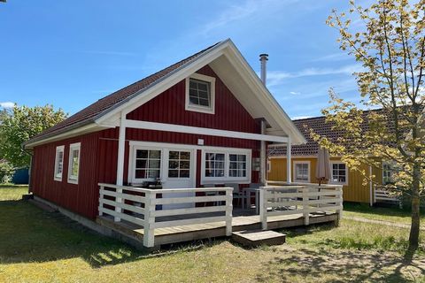 Do you like nature, peace and independence? Then this holiday home with sauna and fireplace in Scandinavian style is right for you. In the small, car-free and family-friendly holiday village in an idyllic location, directly on Lake Userin, you can qu...