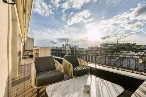 Uitzonderlijk appartement met terras en uitzicht op de Eiffeltoren - Gouden Driehoek Op een steenworp afstand van de Avenue Montaigne en de Rue François 1er presenteert Groupe VANEAU dit uitzonderlijke pand gelegen op de 5e verdieping met lift, in ee...