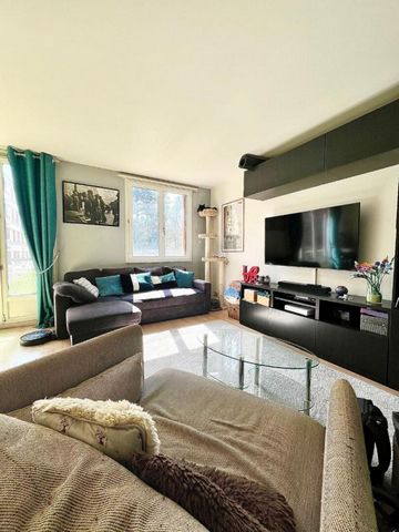 VIROFLAY, proche gare et toutes commodités. Dans une copropriété arborée, venez découvrir cet appartement de 57 m² , 3 pièces 2 chambres. Il se compose d'une entrée qui donne sur un séjour lumineux avec espace salle à manger, une cuisine entièrement ...