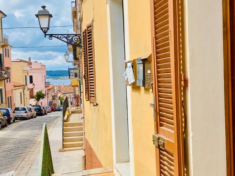 LA MADDALENA (SS) (Cod. MAD-VIA CAIROLI) No coração do centro histórico de La Maddalena, numa das ruas mais fascinantes e características da ilha, colocamos à venda um grande apartamento para restaurar, localizado no rés-do-chão elevado de um edifíci...