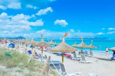 The coastal town Can Picafort is popular with beach and sea lovers as it has a dream sandy beach, along with many restaurants. The house is located in a quiet area and has two terraces, one front and one rear. The second is perfect for celebrating gr...