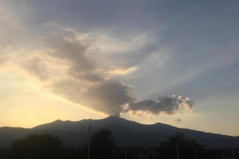 Vivere in relax alle pendici dell'Etna Godetevi un tranquillo rifugio in questo appartamento climatizzato, situato all'interno di un'incantevole villa, completo di ampia terrazza, sala cinema 3D, tavolo da biliardo e piscina di acqua salata condivisa...
