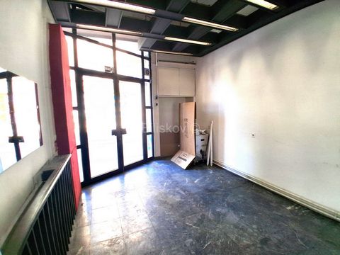 www.biliskov.com ID: 15334 Donji Grad, Ilica Street-level commercial space of 29 m² for rent in a residential-commercial building built in 1984. It consists of a main room of 22 m², a storage room, and a bathroom with a shower. Glass street frontage ...