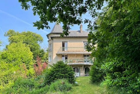 On the hillside, this exceptional house reveals itself like a well-kept secret, between generous nature and the elegance of another time. Behind its façade, the spaces open gracefully: a welcoming entrance, a vast living room filled with light, and a...