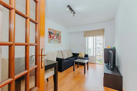 Un piso de dos dormitorios en Lisboa, en el tercer piso con ascensor, ideal para aquellos que buscan comodidad y practicidad. El piso tiene una distribución funcional, con dos habitaciones acogedoras, un baño completo, una cocina semiequipada y un sa...