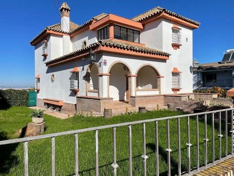 Ideal para quienes buscan espacio, privacidad, vistas despejadas y una excelente conexión con la ciudad. Ubicado en Los Cerros de Montequinto, una de las zonas residenciales más exclusivas de Sevilla, este chalet independiente se alza sobre una parce...