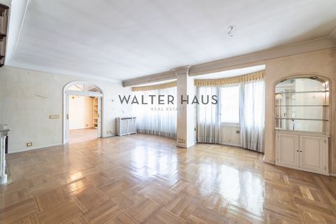 We present an exceptional property in the coveted Salamanca neighborhood of Madrid. This spacious 304 m² apartment, located on the second floor of a classic 1945 building with an elevator, offers a unique opportunity. The property's original design p...