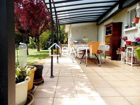 Maison de plain-pied T7 de 168m2, 3 chambres, grande terrasse, sous sol, garage, carport et son parc plat, arboré de 1929m2.