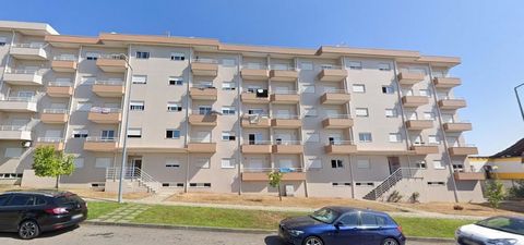 Apartamento T3 no 4º piso com uma área total de 154 m2, localizado em Oliveira de Azeméis. O imóvel está localizado em zona residencial com boas acessibilidades, próximo de pontos de comércio, serviços, escolas, transportes públicos e é composto por:...