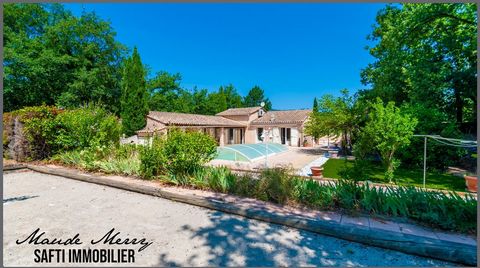 Villa plain-pied + appartement de type T2 indépendant (environ 160 m2 habitable) + garage de 30 m2 + double garage de 120 m2 + abri voiture de 80 m2 - piscine - terrain d'un peu plus de 2000 m2 - tout à l'égout