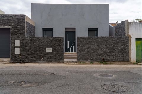 Em fase final de remodelação, esta moradia representa muito mais do que uma simples habitação — é uma oportunidade de viver com conforto, estilo e funcionalidade, numa das zonas mais procuradas do Algarve. Ideal tanto para residência permanente como ...