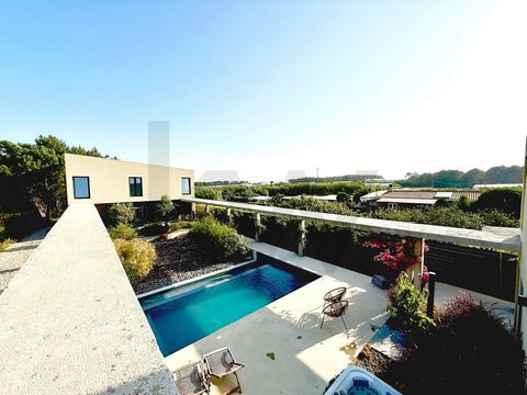 Le portail en acier Corten coulisse. Lourd, élégant, presque sculptural. Et de l'autre côté… un refuge caché entre la pinède et la mer. Ici, l'architecture n'occupe pas l'espace. Elle intègre. Elle respecte. Elle embrasse. Deux volumes — 240 m² et 30...