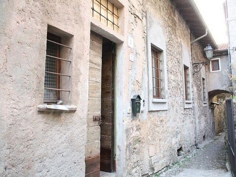 Regio: Como/Italien PLZ/Ortschaft: Cressogno/Valsolda Objekt Typ: 3 1/2-Zimmer-Dorfhaus mit Ausbaumöglichkeit Grundstücksfläche: ca. 90 m2 oppervlakte Wohnfläche: ca. 87 m2 oppervlakte Erweiterungsmöglichkeit: 87 m2 Balkon nein Tijdperk: 1610 Renvati...