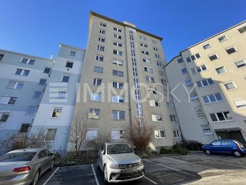 Origineel en uitnodigend, dit aantrekkelijke, lichte stadsappartement, op de 8e liftverdieping, presenteert zich in zijn oude glorie en wacht op creatieve handen om weer volledig te schitteren. Vanuit alle kamers kunt u genieten van een adembenemend ...