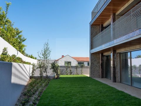 3-bedroom apartment with 188.70 m2 of gross area Garden with 102.70m2 and balcony with 33.15m2 Double parking + storage room Condominium in Nevogilde consisting of a housing block of 10 apartments with types T2, T3, T4 and two T5 houses with swimming...