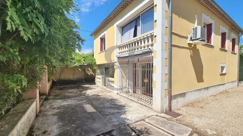 CARPENTRAS In een rustige omgeving, aan het einde van een doodlopende weg en dicht bij alle voorzieningen, ontdek dit traditionele huis uit de jaren 70. Na een make-over is het perfect om uw levensproject te huisvesten. Boven bestaat de lichte leefru...