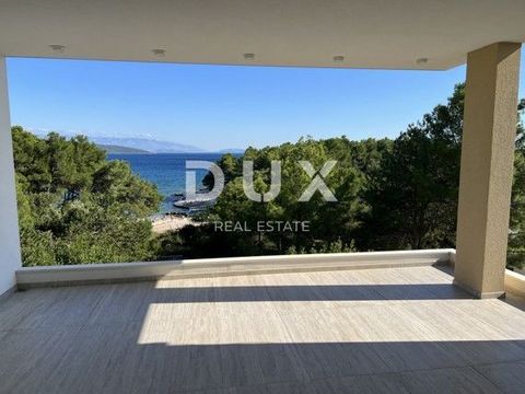 Location: Primorsko-goranska županija, Krk, Krk. KRK CITY - Penthouse first row to the sea Three-room apartment with living room in an exceptional location FIRST ROW TO THE SEA. The house is located first row to the sea, right above the beach, in a q...