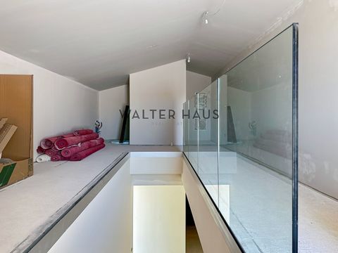 This exclusive contemporary villa, currently under development with an estimated completion date of December 2025, will have a built area of 750 m² on a generous 1,670 m² plot. Facing south, it is located in a privileged natural setting that offers p...