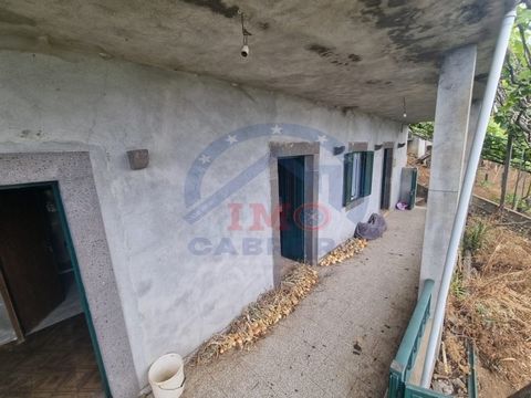 3 bedroom villa with land located in the Covão area in Estreito de Câmara de Lobos, in a quiet and quiet area overlooking the sea and mountains. The entrance to the House is through an alley 70mts from the street. The house needs improvement works. E...
