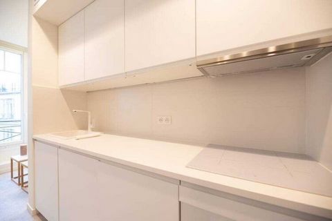 Checkmyguest offers you this magnificent 64m2 apartment for 6 people with elevator, located right in the center of Paris between Madeleine, Concorde, the Grands Magasins, the Opéra and the Champs-Elysées. Our apartment, equipped with all modern conve...