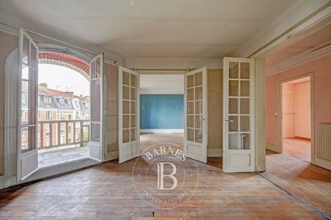 Au cœur du centre de Viroflay, dans un immeuble de 1925, découvrez cet appartement plein de charme situé au dernier étage, offrant parquet ancien, cheminée et une belle hauteur sous plafond (2,83 m) D'une surface de 89 m² carrez, l'appartement est à ...