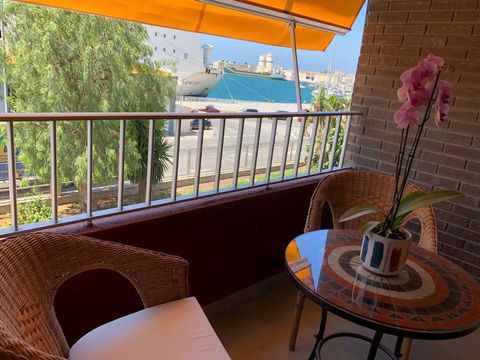 Wij bieden dit prachtige en ruime appartement te koop aan gelegen aan de ingang van de haven van Motril, volledig gerenoveerd in 2023. Het wordt verkocht zoals het is, inclusief alle meubels, apparaten en keukengerei. Ideaal om in te wonen vanwege de...