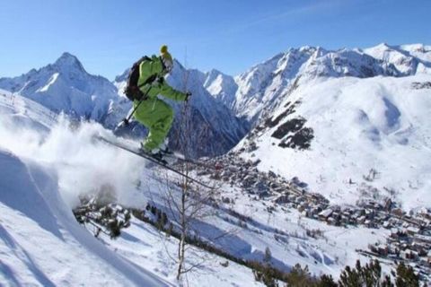 Just 100 meters from the ski area, Apartment B1 in Hameau de la Meije offers a spacious and practical setup for families or small groups. With a private balcony and a cozy living space, this apartment is designed for comfort and convenience in the he...